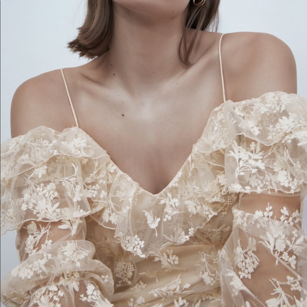 Open shoulders tops